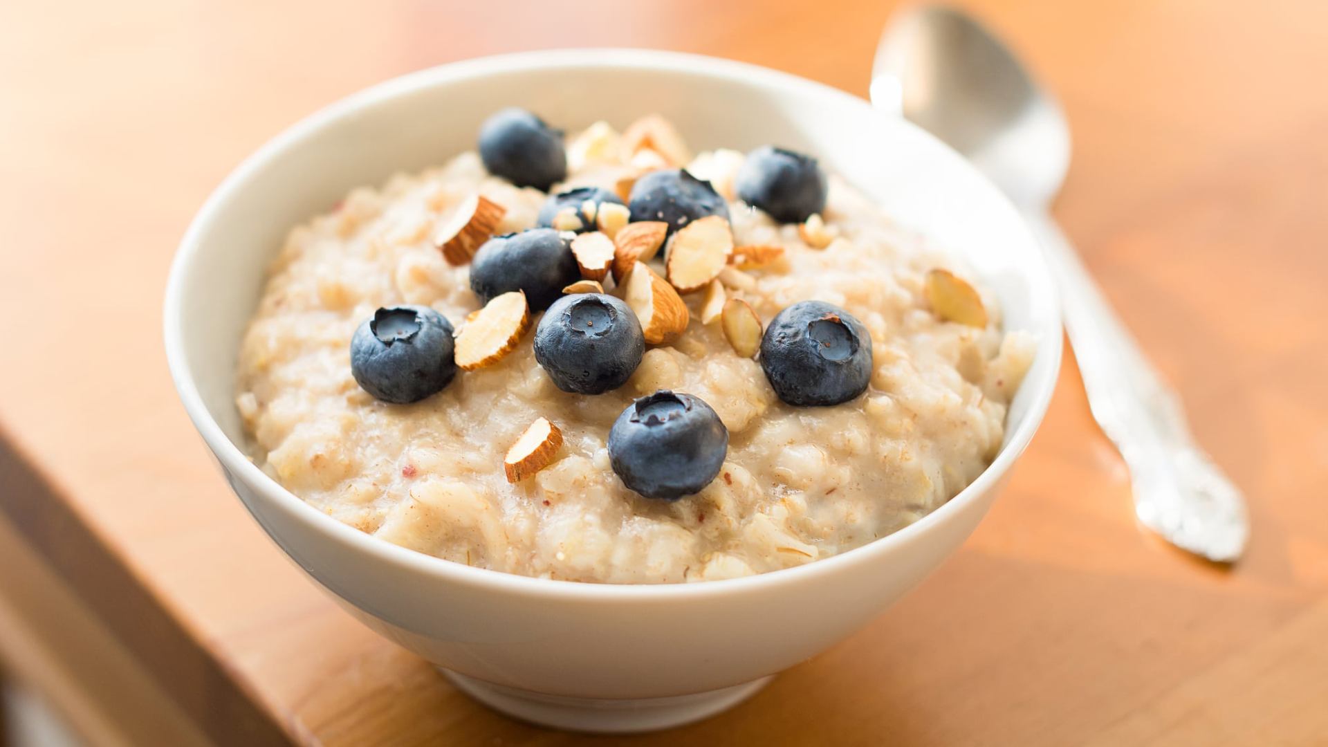 Oatmeal For Breakfast Lowers Risk Of Stroke